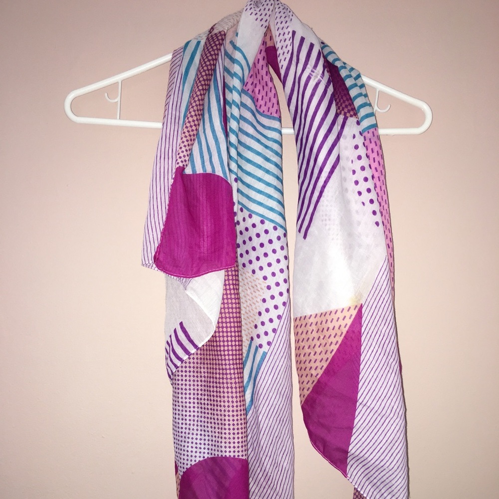 Patterned square scarf - Picture 2 of 5